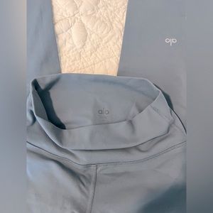 ALO SZ XS full-length leggings. Like-new condition. Never put in dryer!
